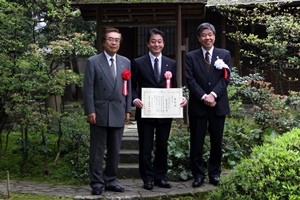 左から京都発明協会会長武田一平氏（ニチコン株式会社代表取締役会長）、 藤井主席技師、山下晃正京都府副知事