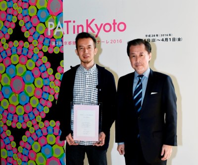 ニッシャ印刷文化振興財団賞を受賞した山田純嗣さん（左）と鈴木社長